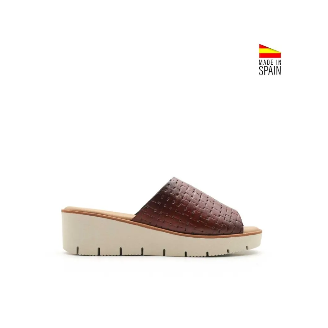 Sandalia mule cuña cuero