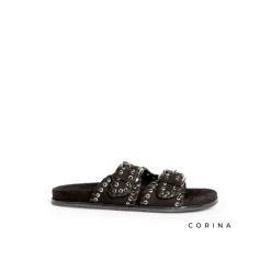 Sandalia negra con hebillas y tachuelas