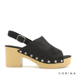 Sandalia negra con tachas y tacón madera