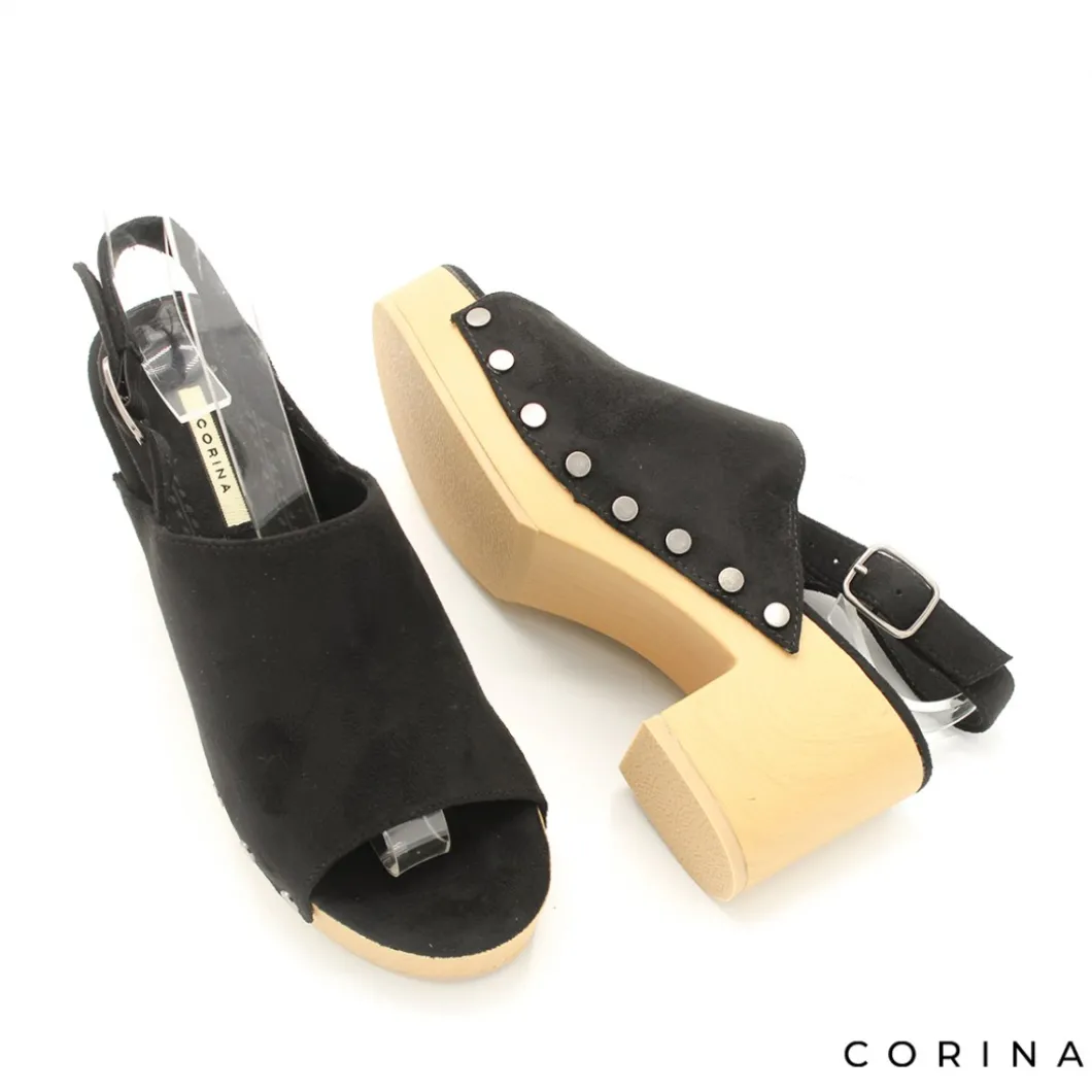 Sandalia negra con tachas y tacón madera