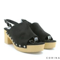 Sandalia negra con tachas y tacón madera