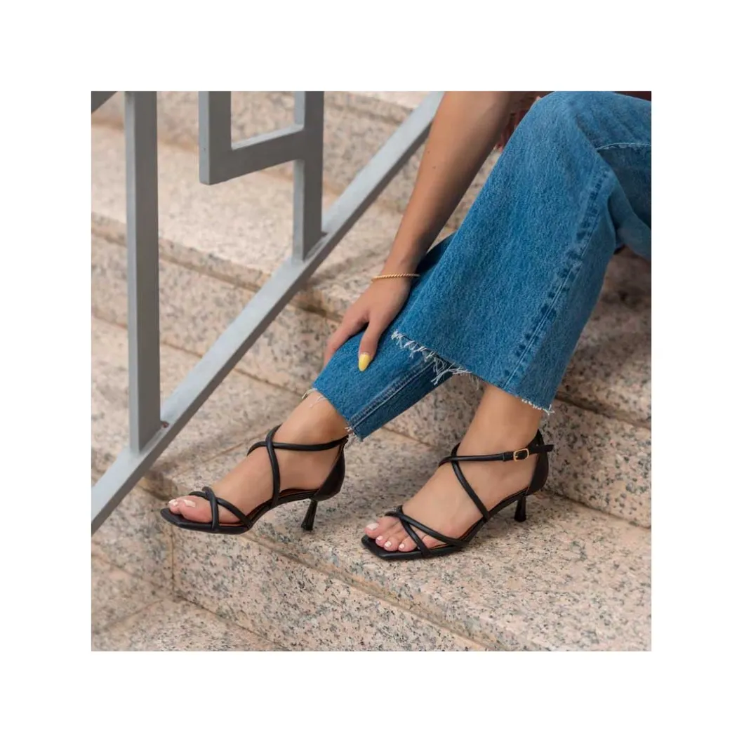 Sandalia negra straps con tacón fino