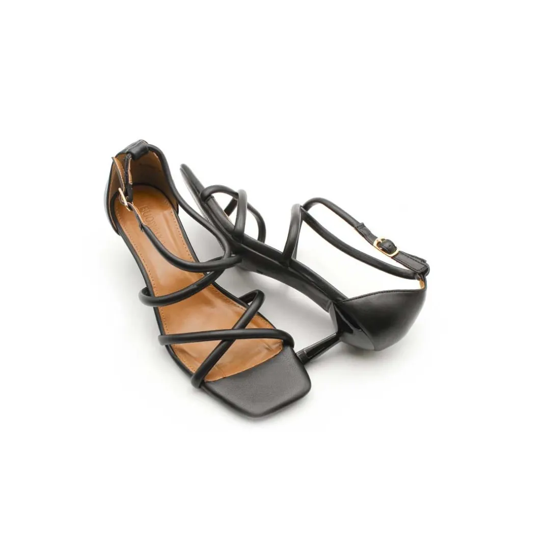 Sandalia negra straps con tacón fino