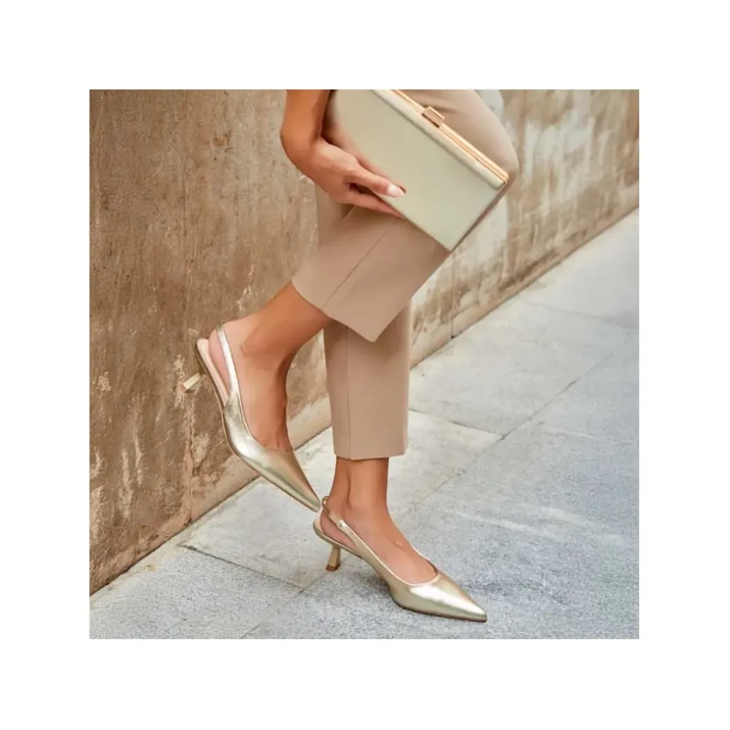 Stiletto dorado con tacón fino medio