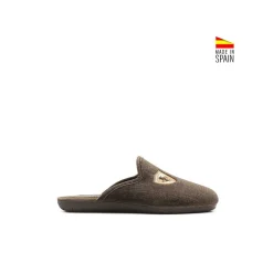 Zapatilla de casa marrón con escudo
