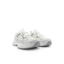 Zapatilla deportiva blanca y gris
