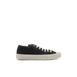 Zapatilla negra de lona con cordones