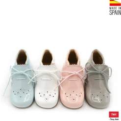 ZAPATO ABOTINADO LENGÜETA CHAROL