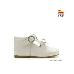 Zapato bebé blanco roto