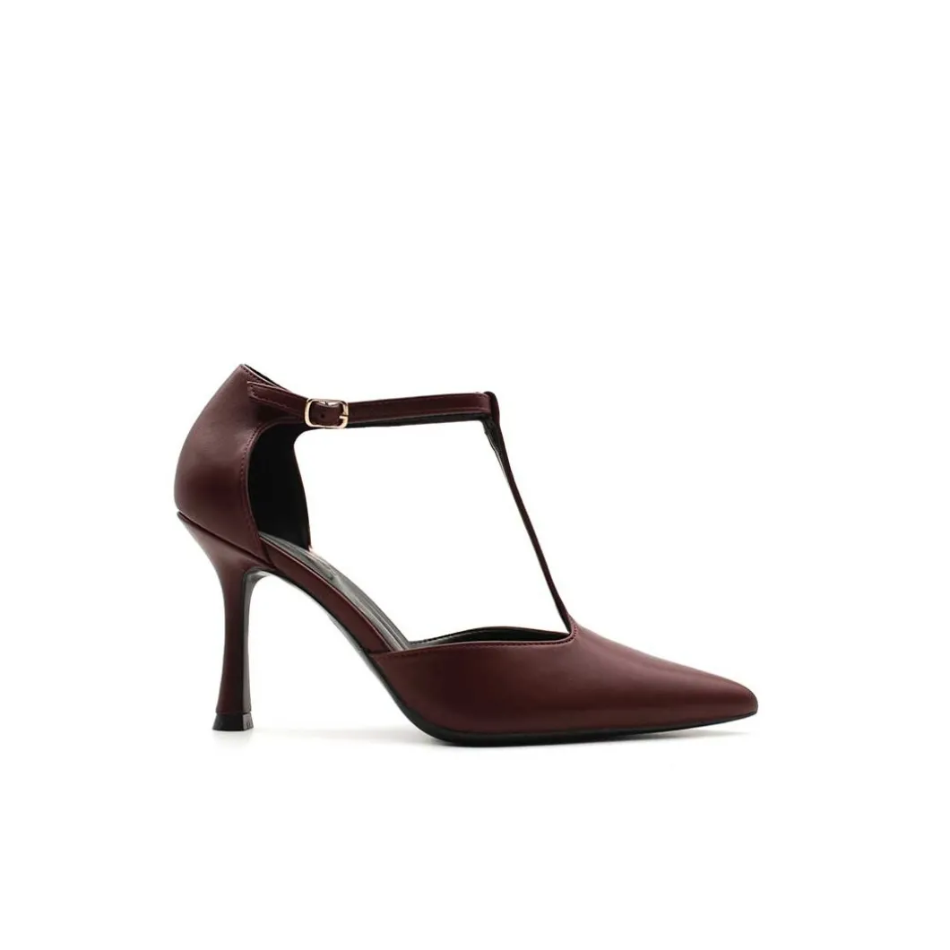 Zapato burdeos de tacón fino con pulsera T
