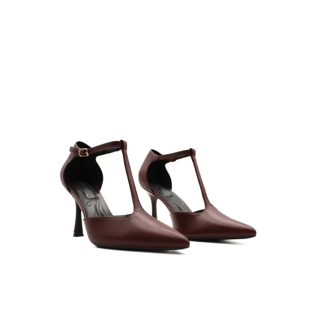 Zapato burdeos de tacón fino con pulsera T
