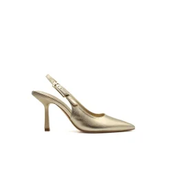 Zapato dorado con tacón fino