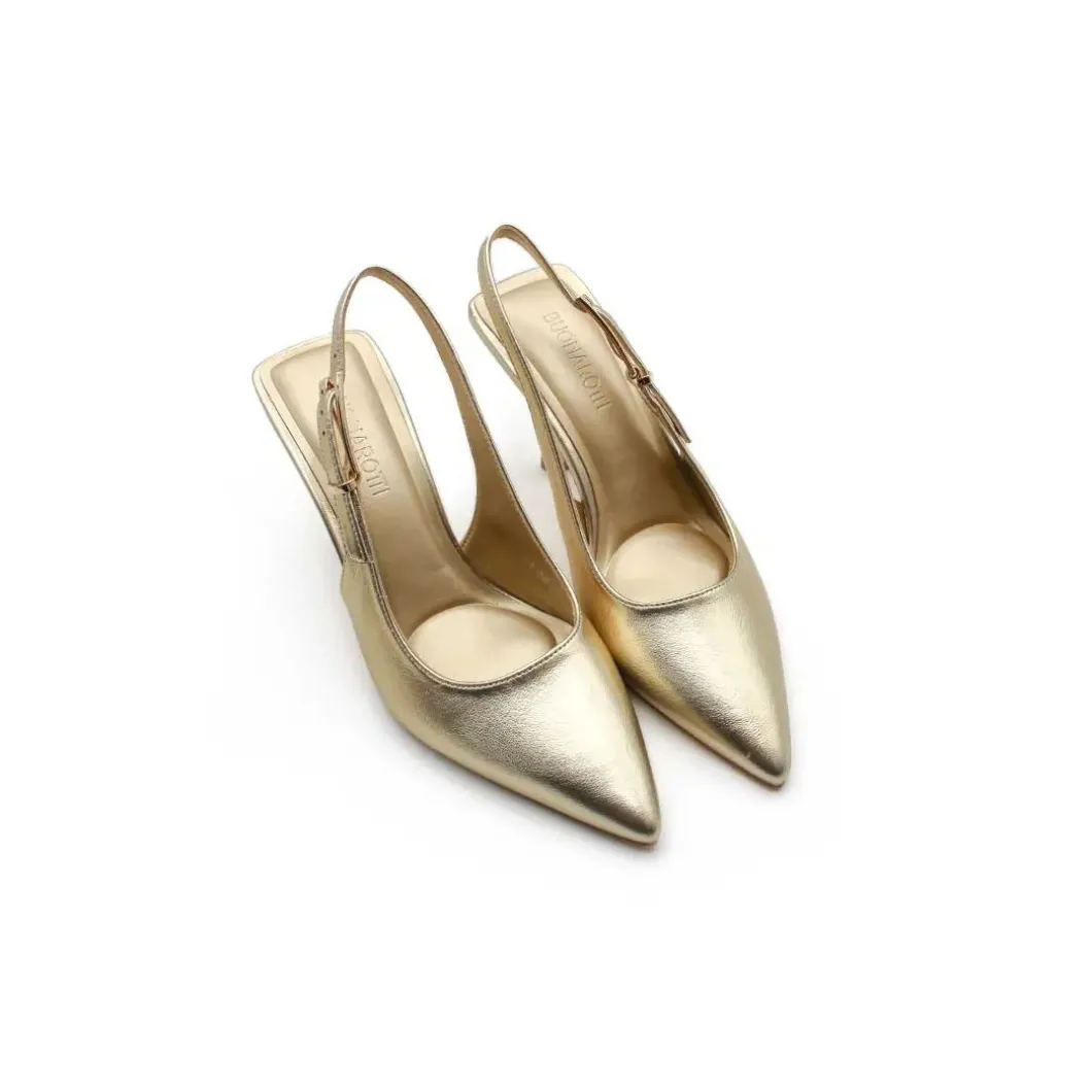 Zapato dorado con tacón fino