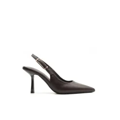 Zapato marrón con tacón fino