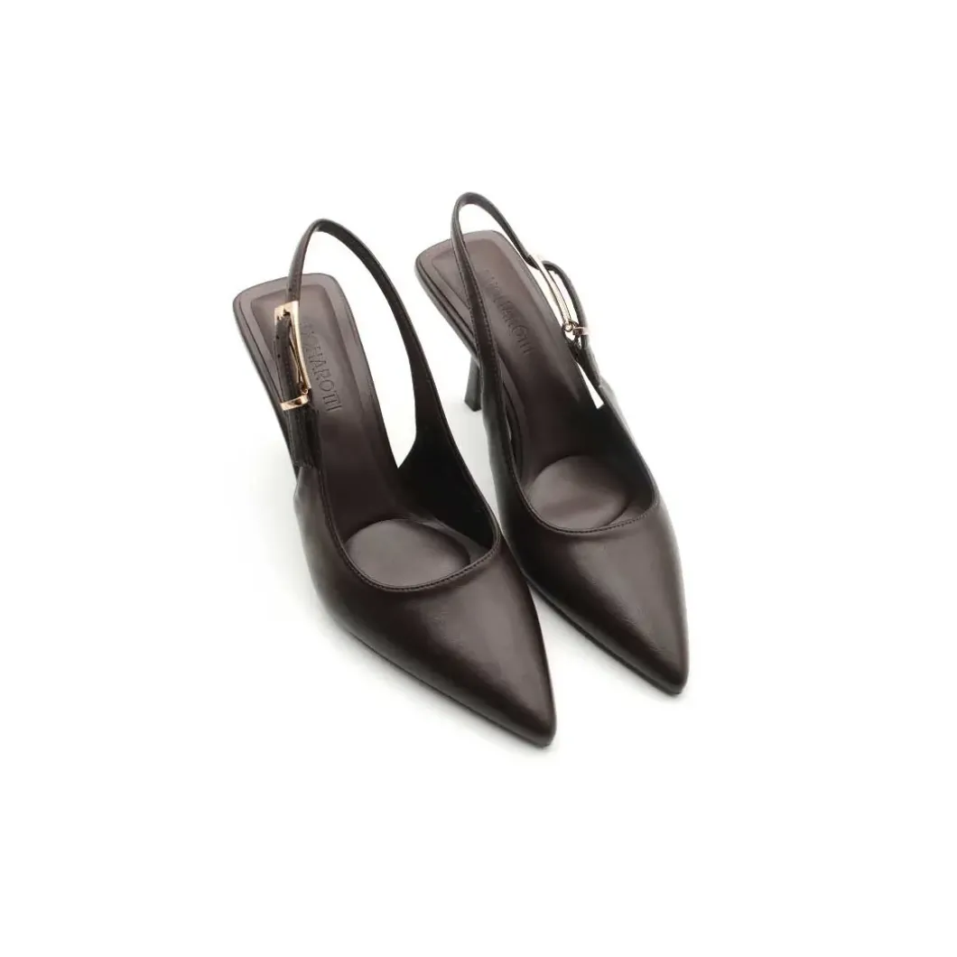 Zapato marrón con tacón fino