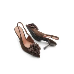 Zapato marrón de tacón con pompón