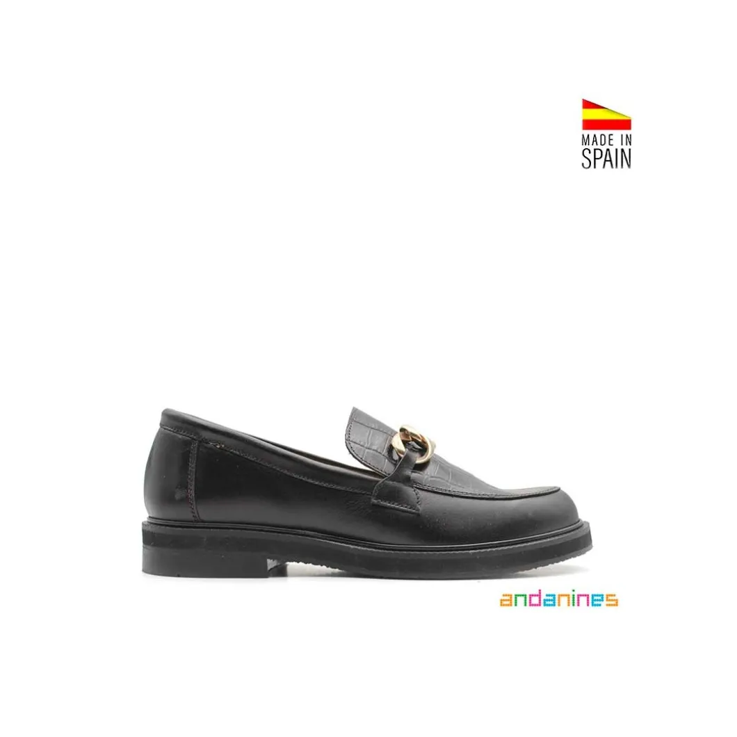 Zapato mocasin negro cadena dorada