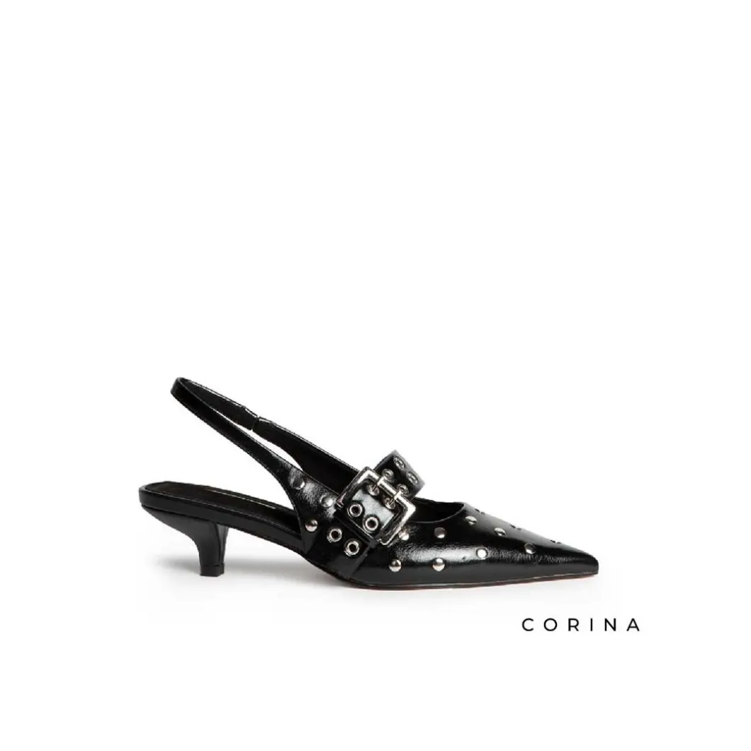Zapato negro tachuelas con tacón bajo