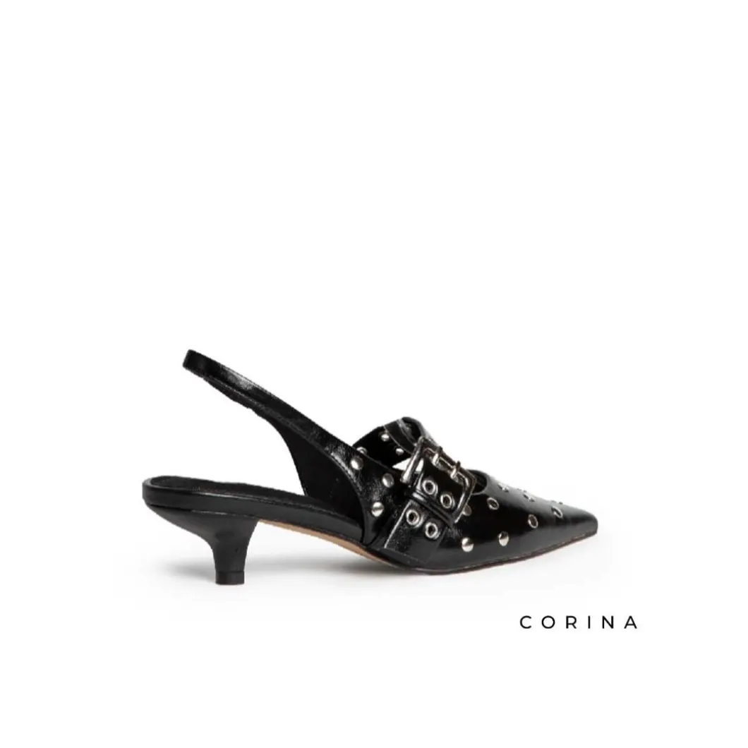 Zapato negro tachuelas con tacón bajo