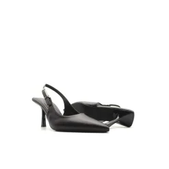 Zapatos negros con tacón fino