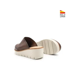 Zueco marrón casual de piel