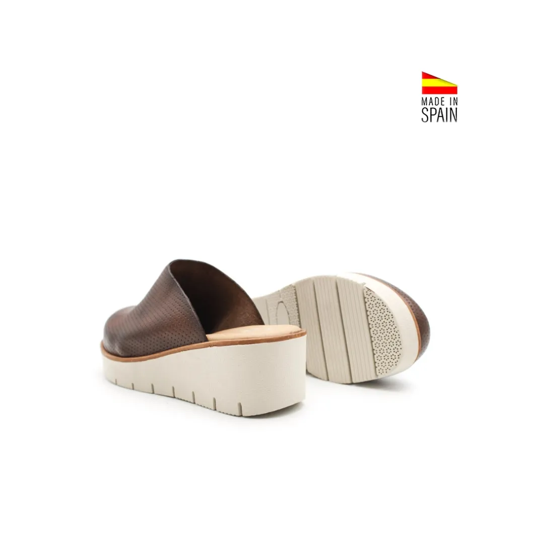 Zueco marrón casual de piel